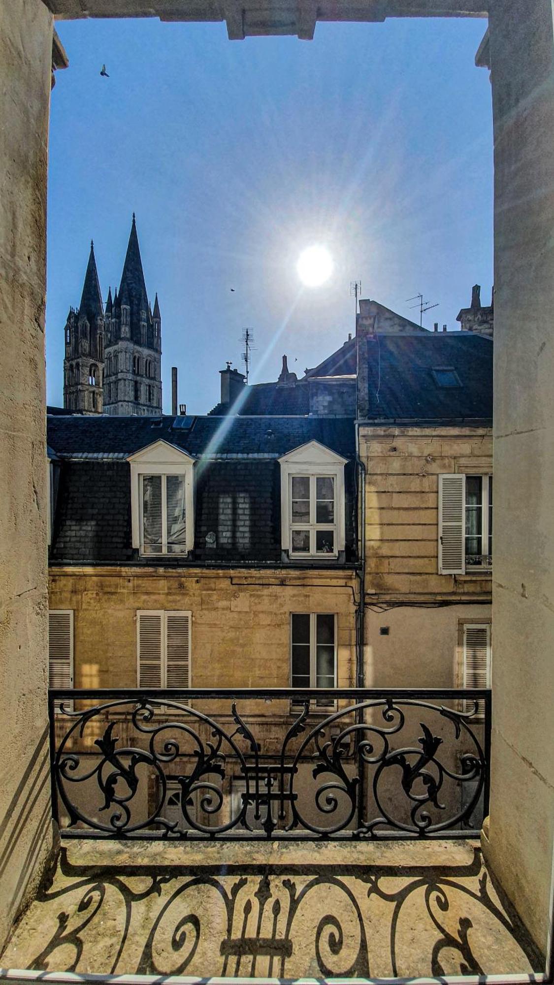 Charming Studio With View Of The Abbaye-Aux-Hommes Caen Bilik gambar